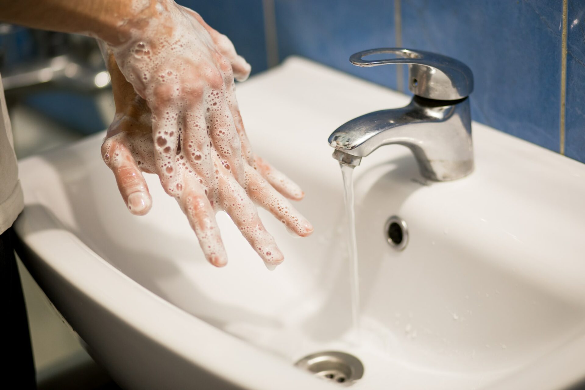 Про мытье рук. Раковина для мытья рук. Мыться в раковине. Мыло на раковине. Гигиеническое мытье рук с мылом.